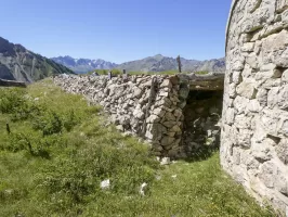 Ligne Maginot - L'OLIVE (BATTERIE CAVERNE) - (Position d'artillerie préparée) - Tranchée couverte avec deux emplacements de tir, peut-être pour mortier.