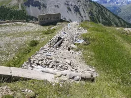 Ligne Maginot - L'OLIVE (BATTERIE CAVERNE) - (Position d'artillerie préparée) - Tranchée couverte avec deux emplacements de tir, peut-être pour mortier.