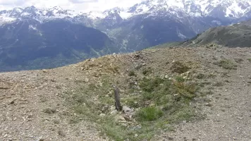 Ligne Maginot - MAISON CANTONIERE ST JOSEPH (82° BAF - PC DE GUERRE) - (PC de Quartier) - Cuvette avec reste présumé d'un support en bois pour FM sur le talus au dessus de la maison cantonnière  