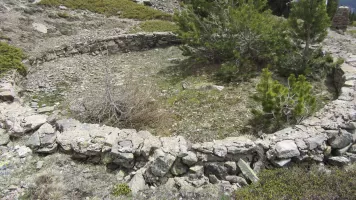 Ligne Maginot - MAISON CANTONIERE ST JOSEPH (82° BAF - PC DE GUERRE) - (PC de Quartier) - Muret circulaire d'un diamètre d'environ 4,5 à 5 mètres à proximité de la maison cantonnière (emplacement d'une tente marabout?) 