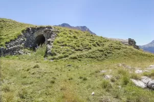 Ligne Maginot - BLANCHE - PEYRE MOUTTE - (Abri) - À gauche est l’entrée nord, à droite est l’entrée sud