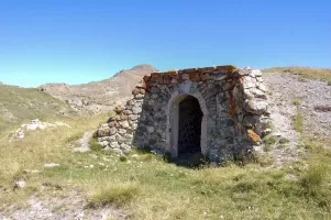 Ligne Maginot - BLANCHE - PEYRE MOUTTE - (Abri) - Entrée sud, à l'arrière-plan est Mont Chenaillet
