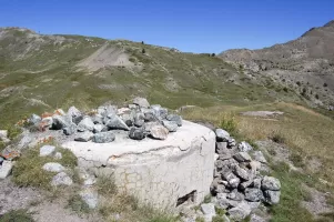 Ligne Maginot - BLANCHE 3 - (Blockhaus pour arme infanterie) - Au fond à gauche se trouve le petit ouvrage Gondran E