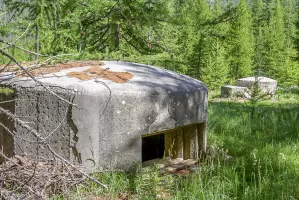Ligne Maginot - BOIS DE SESTRIERES 6 - (Blockhaus pour canon) - Le bloc 5 est visible à l'arrière-plan