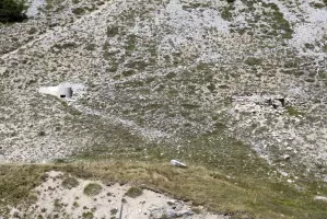 Ligne Maginot - Blockhaus du Janus Sud 1 et 2 - Au début de la piste du Janus, on trouve ce PA avec 2 blocs, une pilule briançonnaise et un curieux emplacement en pierres renforcé...