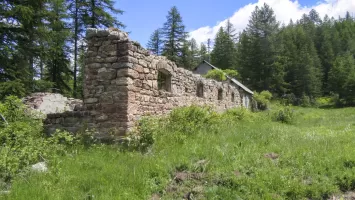 Ligne Maginot - CLOT DE L'INFERNET (154° RAP - 1° ET 6° BIE) - (Position d'artillerie préparée) - Restes de l'un des murs du bâtiment.
La partie centrale  du bâtiment a été restaurée en chalet privé.