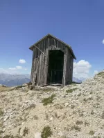 Ligne Maginot - JANUS - (Ouvrage d'artillerie) - Chemin d'accès hivernal de l'ouvrage par la crête. Refuge sur le parcours.