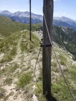 Ligne Maginot - JANUS - (Ouvrage d'artillerie) - Chemin d'accès hivernal de l'ouvrage par la crête. Cable servant de main courante sur trois niveaux.