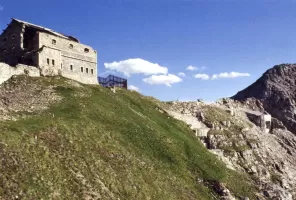 Ligne Maginot - JANUS - (Ouvrage d'artillerie) - Le casernement extérieur
Partie de l'ancien ouvrage du Janus;
les blocs 2 et 3 à l'arrière plan