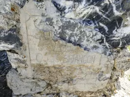 Ligne Maginot - JANUS - (Ouvrage d'artillerie) - Restes d'une plaque sur la piste d'accès de l'ouvrage