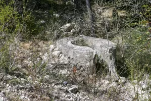 Ligne Maginot - CLOT DU POIN TD - (Cuve pour arme d'infanterie) - Le bloc de la TD versé lors de l'élargissement de la piste