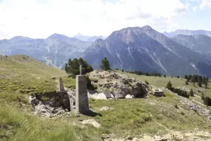 Ligne Maginot - CLOT ENJAIME - COTE 2280 - (Abri) - Abri.
Au deuxième plan le Janus