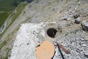Ligne Maginot - CRETE DU JANUS - (Chambre de coupure) - En contrebas, le pied du Janus avec les Gondrans