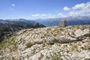 Ligne Maginot - CRETE DU JANUS - (Chambre de coupure) - Borne marquant le passage du câble téléphonique sur le Chemin du Facteur (Crête du Janus)