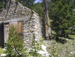 Ligne Maginot - EYRETTE (154° RAP - 6° BIE) - (Position d'artillerie préparée) - L'extérieur d'une maisonnette abri pour mortier de 280 mm; très jolie maisonnette en pierre de taille