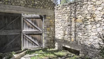 Ligne Maginot - EYRETTE (154° RAP - 6° BIE) - (Position d'artillerie préparée) - Intérieur d'une maisonnette abri pour mortier de 280mm.
On peut distinguer en bas du mur une alvéole destinée a recevoir l'un des patins du mortier