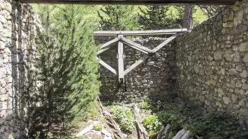 Ligne Maginot - EYRETTE (154° RAP - 6° BIE) - (Position d'artillerie préparée) - Intérieur d'une maisonnette abri pour mortier de 280 mm. L'intérieur avec la fosse pour le recul remplie de plaques de fibro ciment tombées du toit