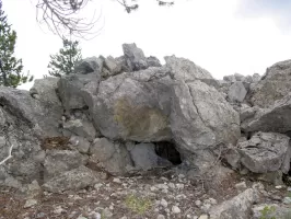 Ligne Maginot - OBSERVATOIRE MIGUET - INFERNET - (Observatoire d'artillerie) - Le créneau d'observation vu de l'extérieur. Noter le parfait camouflage de l'observatoire indétectable coté ennemi