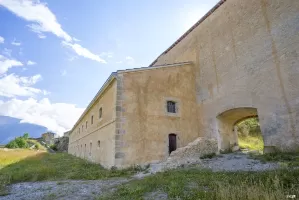 Ligne Maginot - FORT DAUPHIN (154° RAP - 4° BIE) - (Position d'artillerie préparée) - Le casernement avec son mur de protection