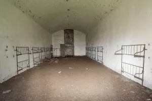 Ligne Maginot - FORT DE LA CROIX DE BRETAGNE (154° RAP - 7° BIE) - (Position d'artillerie préparée) - Casernement de troupe
Étage inférieur