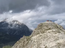 Ligne Maginot - JANUS - (Ouvrage d'artillerie) - Le bloc 4 observatoire.
Au fond à gauche (nuage) le Chaberton italien 3130 m avec ses 8 tourelles de 149 mm