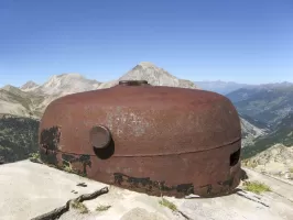Ligne Maginot - JANUS - (Ouvrage d'artillerie) - Bloc 4
La cloche VDP du bloc observatoire.
Au fond le Chaberton