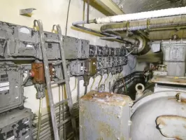 Ligne Maginot - JANUS - (Ouvrage d'artillerie) - Les tableaux électriques, au fond le réceptacle des gaz d'échappement des moteurs. 