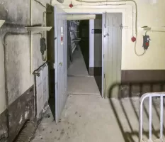 Ligne Maginot - JANUS - (Ouvrage d'artillerie) - L'infirmerie, en face une chambrée.