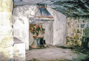 Ligne Maginot - JANUS - (Ouvrage d'artillerie) - Le bloc 8, 
l'une des casemates pour canon de 95 de marine. L'affut est toujours en place.