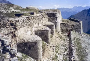 Ligne Maginot - JANUS - (Ouvrage d'artillerie) - Le bloc 8, 
Bloc d'artillerie de l'ancien ouvrage Séré de Riviéres incorporé dans l'ouvrage Maginot. Les cheminées de ventilation du bloc 8 sont visibles en partie haute du bloc
Au second plan, le bloc 4 (Observatoire d'artillerie)