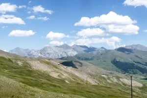 Ligne Maginot - GONDRAN E - (Ouvrage d'infanterie) - Vue depuis la route empierrée qui mène à l'ouvrage. On voit bien la masse du bloc 1