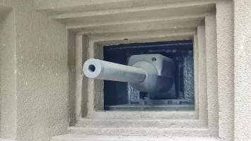 Ligne Maginot - FOUR A CHAUX - FAC - (Ouvrage d'artillerie) - Entrée munitions 
Réplique à l'échelle 1 d'un canon de 47mm Mle 1934