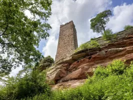 Ligne Maginot - WALDECK - (Observatoire d'artillerie) - La tour carrée sud, qui a peut être servi comme observatoire avant l'aménagement du rocher nord  