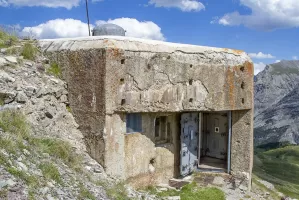 Ligne Maginot - GONDRAN E - (Ouvrage d'infanterie) - Bloc 1
Entrée de l'ouvrage. Notez les portes blindées ouvertes. 