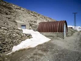 Ligne Maginot - GONDRAN E - (Ouvrage d'infanterie) - L'issue de secours dans son environnement. L'abri en tôle métro n'est pas d'époque