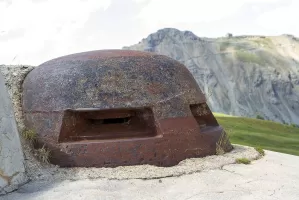 Ligne Maginot - GONDRAN E - (Ouvrage d'infanterie) - Bloc 3
Gros plan de la cloche Digoin.
On aperçoit le Janus à l'arrière-plan