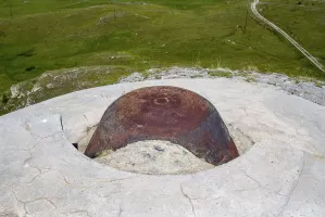 Ligne Maginot - GONDRAN E - (Ouvrage d'infanterie) - Bloc 3
Noter le béton qui a été coulé aux dimensions de la cloche GFM qui aurait dû être installée ici. 