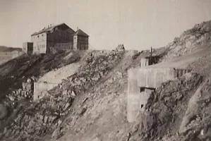 Ligne Maginot - JANUS - (Ouvrage d'artillerie) - Le bloc 2 et le bloc cheminée au second plan avec le casernement
