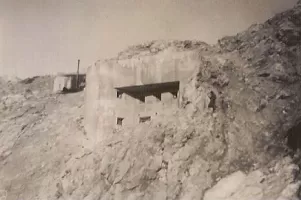Ligne Maginot - JANUS - (Ouvrage d'artillerie) - Le bloc 2 et le bloc cheminée au second plan