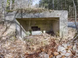 Ligne Maginot - WEIHERSTHAL NORD - (Blockhaus pour canon) - Vue arrière avec les réservations pour les roues du canon et le créneau