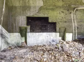 Ligne Maginot - WEIHERSTHAL NORD - (Blockhaus pour canon) - Vue arrière avec les réservations pour les roues du canon et le créneau