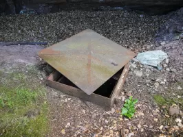 Ligne Maginot - D01 - (Chambre de coupure) - La charnière de la trappe est cassée
