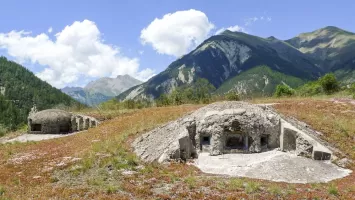 Ligne Maginot - SAINT OURS BAS (SOB) - (Ouvrage d'infanterie) - La cloche mitrailleuses avec la cloche GFM au second plan