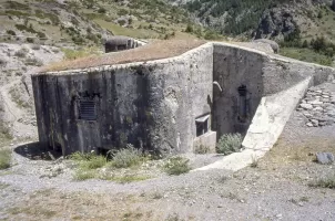 Ligne Maginot - SAINT OURS BAS (SOB) - (Ouvrage d'infanterie) - Etat dans les années 80: noter le fossé comblé de terre.