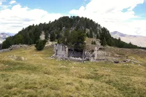 Ligne Maginot - LA LAUZETTE CRêTE (3° BIE / 154° RAP) - (Position d'artillerie préparée) - Bien à gauche la 1° plateforme, à droite la 2° plateforme et l'abri. 
À l'arrière-plan, le blockhaus de La Lauzette au sommet.