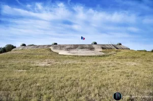 Ligne Maginot - BOIS DU FOUR - A5 - (Ouvrage d'infanterie) - Le drapeau français flotte au-dessus de la superstructures.
De gauche à droite :
1 cloche GFM
1 cloche observatoire VDP (indicatif O9 rattaché à l’ouvrage de Latiremont-A3)
1 tourelle de mitrailleuses (jumelage de mitrailleuses Reibel)
1 cloche GFM
1 cloche GFM