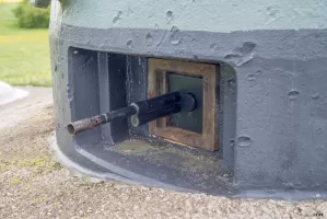 Ligne Maginot - BOIS DU FOUR - A5 - (Ouvrage d'infanterie) - Cloche GFM type A
Le FM en place dans le créneau