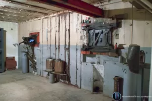 Ligne Maginot - BOIS DU FOUR - A5 - (Ouvrage d'infanterie) - La chambre de tir 'Est'
1 créneau pour jumelage de mitrailleuses Reibel MAC 31 interchangeable avec un canon anti-char de 47 mm monté sur bi-rail
1 créneau jumelage de mitrailleuses Reibel MAC 31