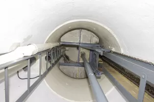 Ligne Maginot - BOIS DU FOUR - A5 - (Ouvrage d'infanterie) - Chambre de tir Ouest 
Puits cloche GFM avec le tube d'évacuation des douilles du FM