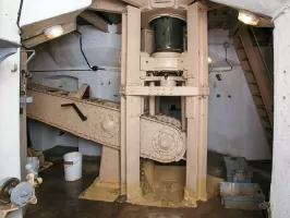 Ligne Maginot - BOIS DU FOUR - A5 - (Ouvrage d'infanterie) - Tourelle de mitrailleuses
Etage inférieur de la tourelle avec le bras balancier